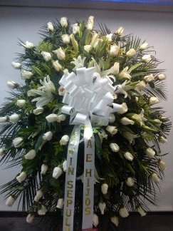 funebre condolencias rosas y lirios