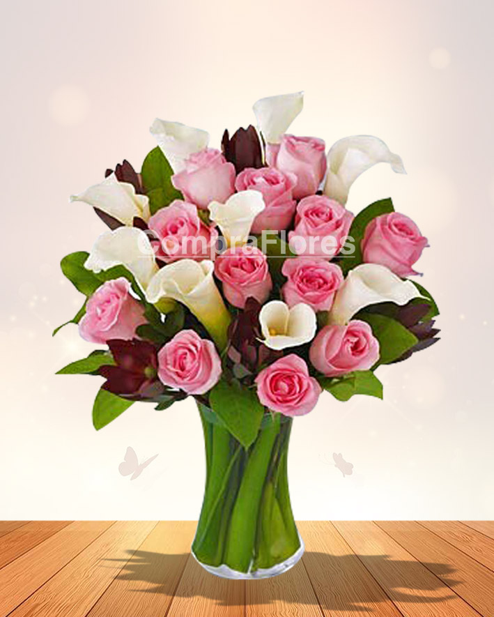 Jarron de rosas y cartuchos flores