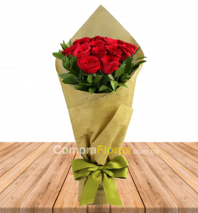 Ramo por 12 rosas rojas  amor y amistad